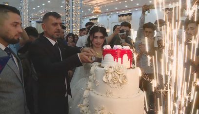 إيزيديان يحتفلان بزواجهما بعدما فرقهما “داعش” لـ9 سنوات!