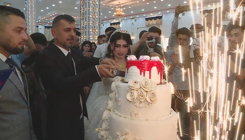 إيزيديان يحتفلان بزواجهما بعدما فرقهما “داعش” لـ9 سنوات!