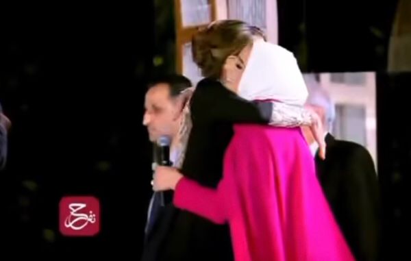 بالفيديو: الملكة رانيا تحتضن الفنانة نداء شرارة بعد أغنية “ألف ليلة وليلة”
