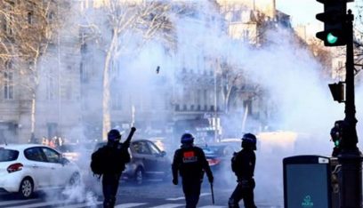 الشرطة الفرنسية تطلق الغاز المسيل للدموع على مشاركين في مسيرة تكريم لفتى أردته الشرطة
