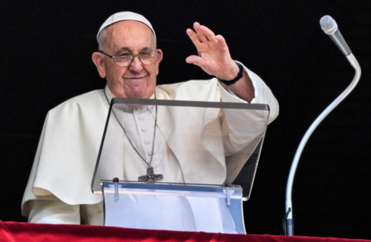 الفاتيكان يعلن أن الوضع الصحي للبابا فرنسيس في طور التحسن