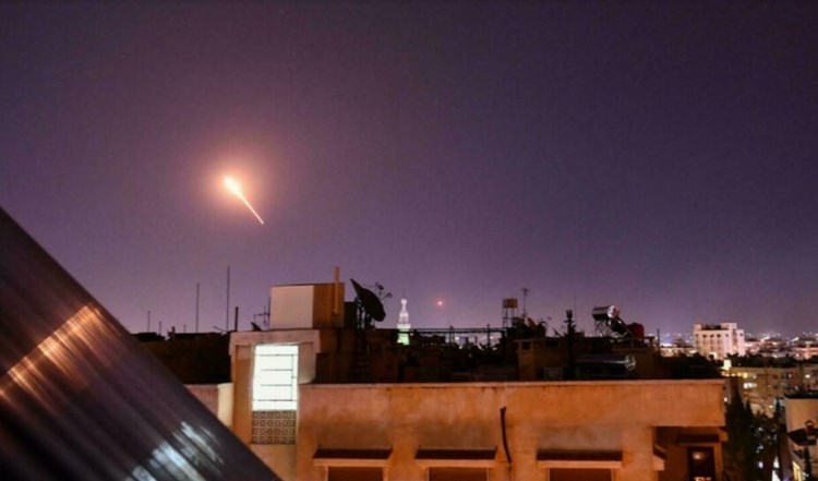 التلفزيون السوري: الدفاعات الجوية تتصدى لأهداف معادية في سماء العاصمة دمشق ومحيطها