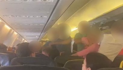 بالفيديو: شجار عنيف داخل طائرة سببه امرأة ثملة