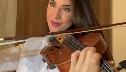 العازفة اللبنانية ماريا فيلومينا  تتألق في مدينة الحرف وتُطلق “سراب”