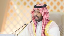 ولي العهد السعودي بستقبل الرئيس الأميركي لدى وصوله إلى الرياض