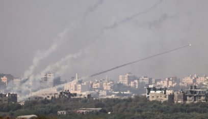 يديعوت أحرونوت: حزب الله يهاجم بالصواريخ شمالي إسرائيل ووسطها في التوقيت نفسه