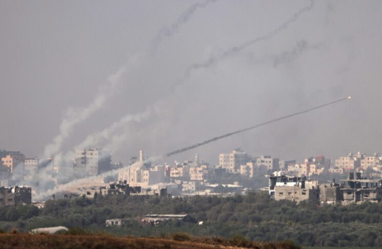 يديعوت أحرونوت: حزب الله يهاجم بالصواريخ شمالي إسرائيل ووسطها في التوقيت نفسه