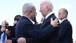 نتنياهو يبلغ بايدن تصميمه على تحقيق “جميع أهداف الحرب” و”القضاء على حماس