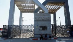 رويترز عم مصادر إغاثية: توقف عبور شاحنات المساعدات والوقود عبر رفح إلى غزة مع استئناف “إسرائيل” عمليات القصف