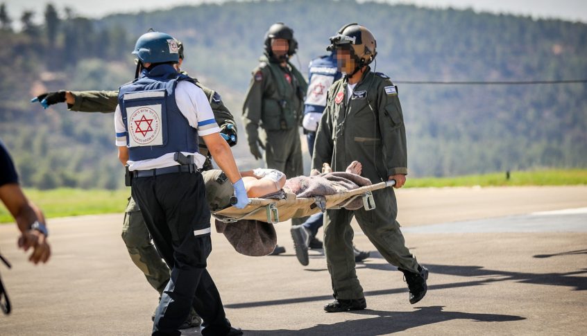 وسائل إعلام إسرائيلية: نقل 3 عسكريين إلى مستشفى “سوروكا” في بئر السبع بالنقب بعد إصابتهم بجروح خطرة في معارك بقطاع غزة