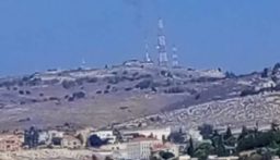 العدو يطلق رشقات نارية رشاشة من موقع العباد