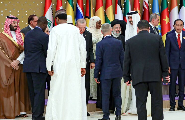 القمة الخليجية في الكويت تدعو إلى “وقف فوري لإطلاق النار” في غزة