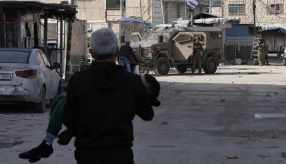 مئات الفلسطينيين يغادرون مخيم جنين في الضفة الغربية المحتلة تنفيذا لتهديدات العدو بالاخلاء