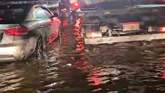 بالفيديو- زحمة سير خانقة من جبيل وصولا الى عمشيت بسبب تراكم المياه على جوانب الاوتوستراد