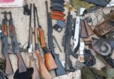 الجيش: توقيف 3 مطلوبين وضبط أسلحة حربية ومخدرات وذخائر في حي الشراونة في بعلبك