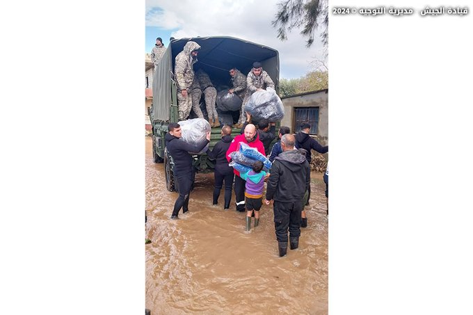 وحدات من الجيش تساعد المتضررين جراء السيول والفيضانات في مختلف المناطق اللبنانية(بالصور)