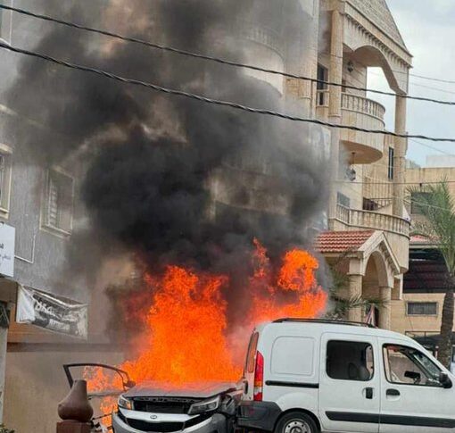 ارتقاء الجريحة التي كانت أصيبت نتيجة الغارة الإسرائيلية على كفرا