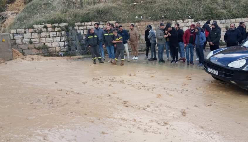 اعادة فتح طريق عام ضهر البيدر و حركة المرور خانقة في المحلة