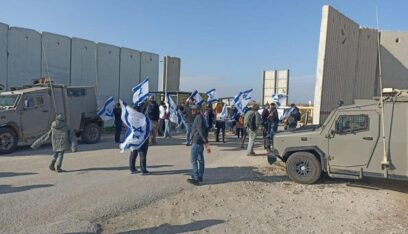 لليوم الثالث.. أهالي المحتجزين الإسرائيليين يمنعون دخول المساعدات إلى غزة