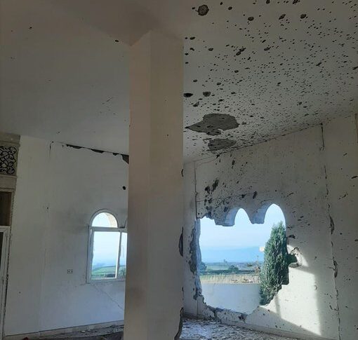 أضرار كبيرة لحقت بمسجد بلدة العباسية الحدودية بعد استهدافه بقذيفتي دبابة ميركافا أصابتا المصلى ومئذنة المسجد (المنار)