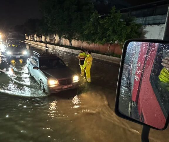 الدفاع المدني: انقاذ مواطنين احتجزوا داخل سيارة في الشويفات