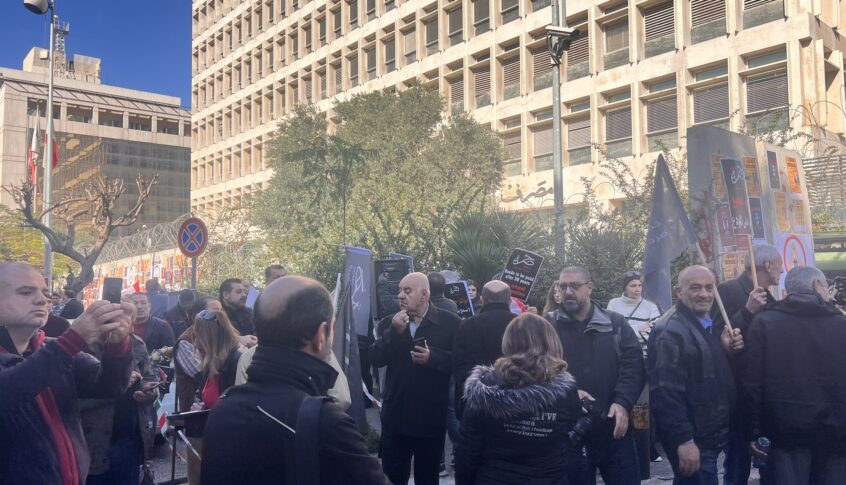 تحرك المودعين: مفرقعات وهتافات ضد الحكومة والمصارف وغضب وإشعال إطارات