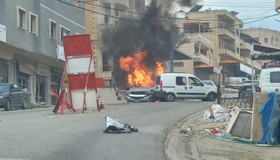 بالفيديو: غارة إسرائيلية تستهدف سيارة قرب حاجز للجيش في كفرا