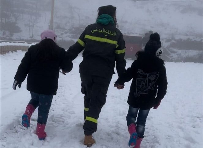 الدفاع المدني أنقذ عائلة احتجزتهم الثلوج داخل سيارتهم…في هذه المنطقة الجبلية