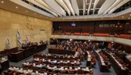 “يديعوت أحرونوت” عن مقربين من نتنياهو: رئيس الحكومة يعتقد أن الكنيست لن يحل