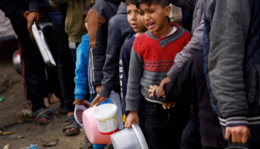 “هيومن رايتس ووتش” تحذر من خطر تعجيل المجاعة في غزة
