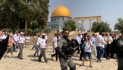 مستوطنون يقتحمون باحات المسجد الأقصى