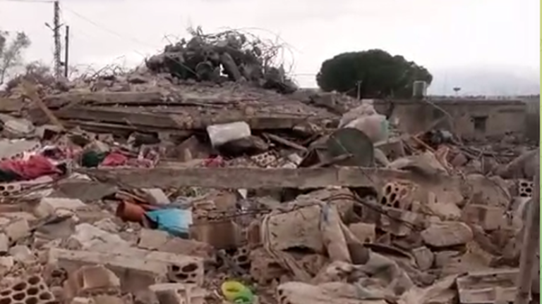 بالفيديو: آثار الدمار الذي خلّفته الغارة الإسرائيلية على بلدة القنطرة