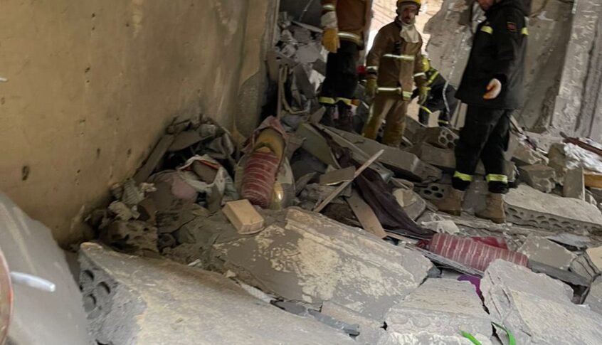 بالصور: نقل جرحى وسحب جثامين 11 شهيداً وإهماد النيران بالمبنى المدمر  في النبطية التحتا