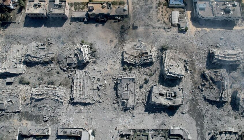 “هآرتس”: “الجيش” الإسرائيلي يتعمّد إحراق مئات المنازل داخل قطاع غزّة