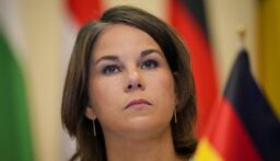 وزيرة خارجية ألمانيا تهرب إلى ملجأ في أوديسا بعد إنذار عن غارة جوية