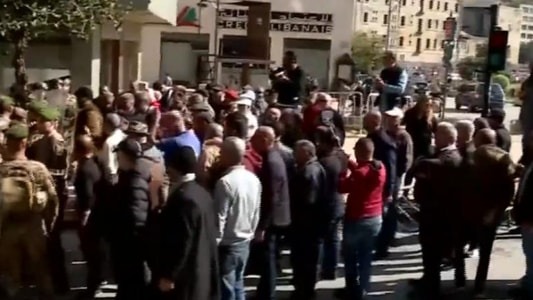 القاء قنابل مسيلة للدموع لابعاد العسكريين المتقاعدين عن السرايا