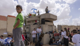 عائلات الرهائن الإسرائيليين في غزة تطلق مسيرة لـ4 أيام للمطالبة بتحريرهم