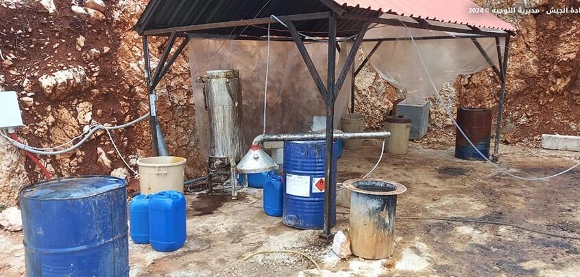 الجيش: دهم منازل ومستودعات لمطلوبين في اليمونة وضبط معمل لتصنيع المخدرات