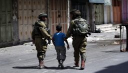 العدو يعتقل 15 فلسطينياً على الأقل في الضفة الغربية