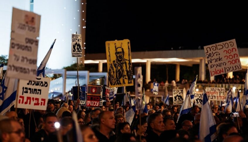 مطالبين بإقالة نتنياهو وإعادة الأسرى.. آلاف المستوطنين يتظاهرون في “تل أبيب” وحيفا
