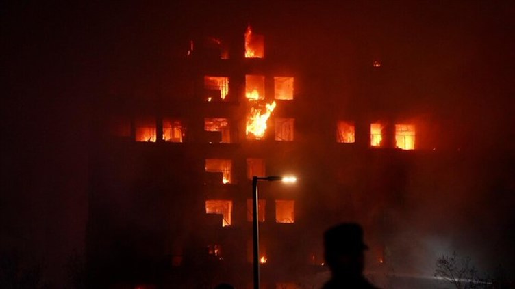 بالفيديو- حريق هائل في مبنى ملاصق لتلفزيون لبنان في تلة الخياط