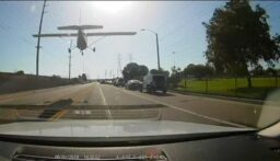 بالفيديو: سقوط طائرة فوق شاحنة.. ماذا حصل؟
