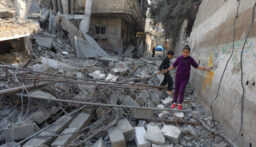10 شهداء وعدد من المفقودين في قصف إسرائيلي استهدف منزلا يؤوي نازحين بمخيم النصيرات وسط قطاع غزة(الجزيرة)