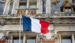 مجلس النواب الفرنسي يعلق جلسته بسبب قيام نائب برفع العلم الفلسطيني