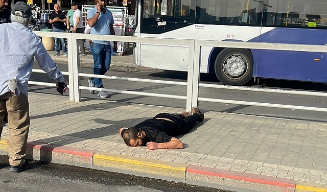 إصابة اسرائيلي بعملية طعن في بئر السبع.. و”تحييد” المنفذ