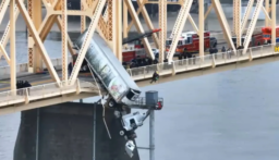 بالفيديو: لحظات تحبس الأنفاس لسحب سائق من شاحنة تتدلى من جسر!