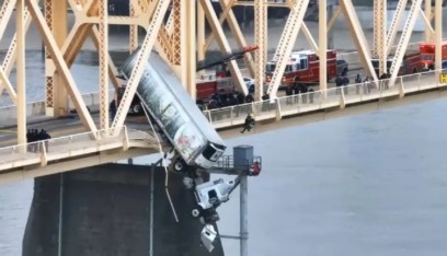 بالفيديو: لحظات تحبس الأنفاس لسحب سائق من شاحنة تتدلى من جسر!