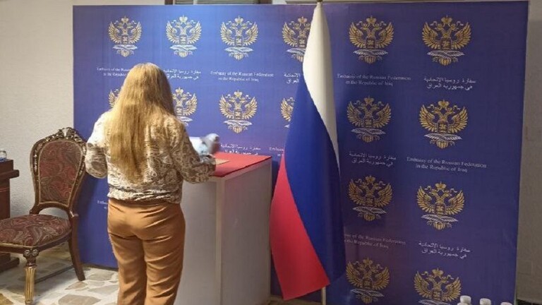 الروس يدلون بأصواتهم في سفاراتهم بالدول العربية