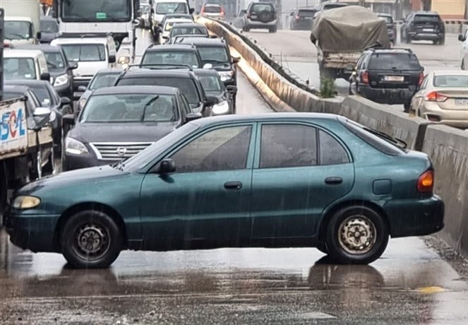 بالصورة- نجاة مصور موقع التيار الزميل جورج فغالي من حادث مروع وسط اوتوستراد انطلياس