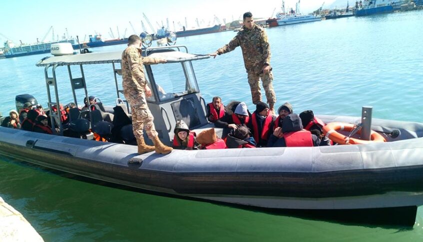 الجيش: إنقاذ 20 سوريًّا أثناء محاولة تهريبهم بطريقة غير شرعية قبالة شاطئ طرابلس